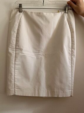 T TAHARI White Knee-Length Skirt with Lining and Exposed Back Zipper Size 6